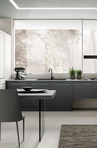 02-cucina-legno-massello-maniglia-integrata-frassino-ardesia-frassino-madreperla-incanto